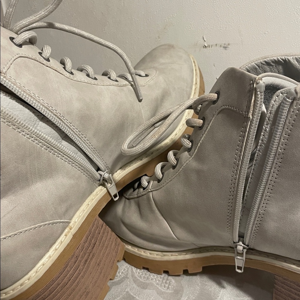 Boots - Picture 4 of 6
